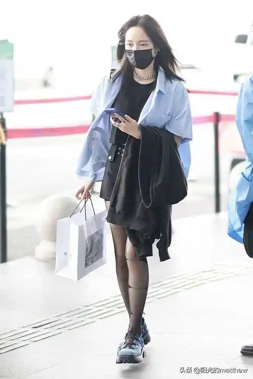 街拍孟佳蓝色短袖衬衫黑色t恤短裤甜酷风