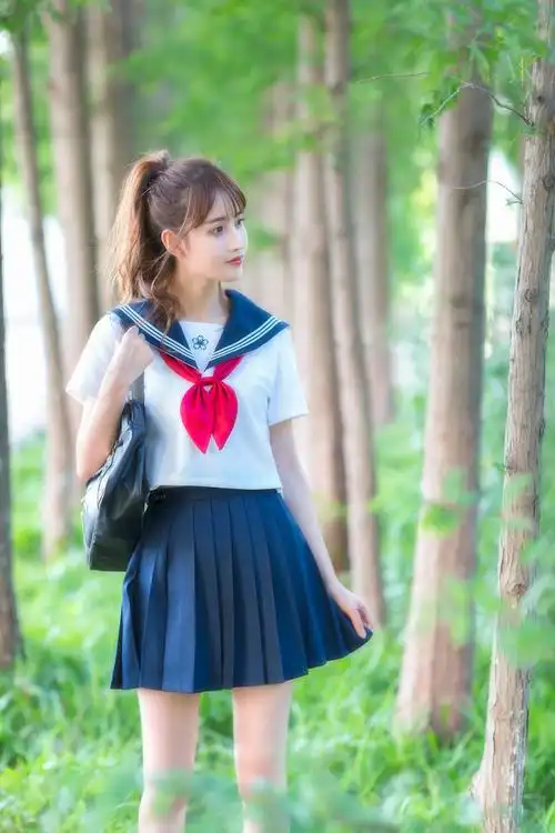 大眼睛美女水手服校园写真图片