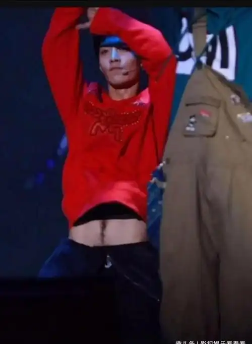 王一博的腹肌,战哥还有肚毛?让人看了老脸一红