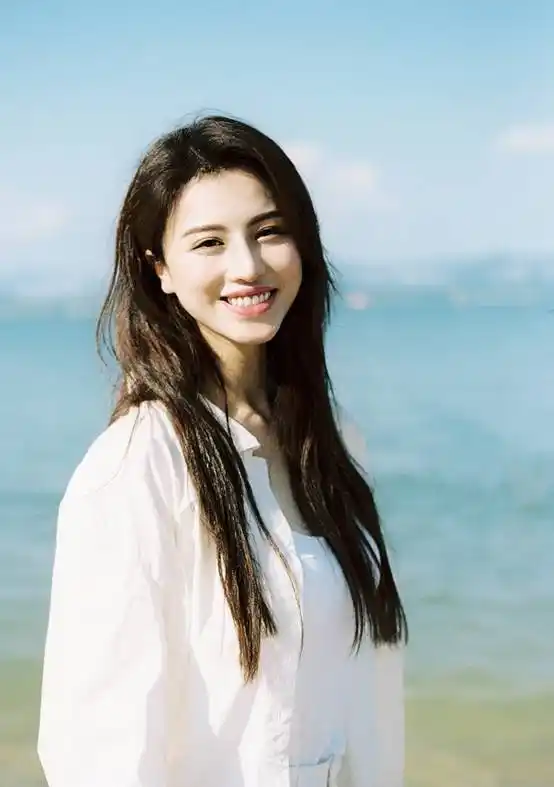 葛天获最具潜力演员奖后 晒美照回眸一笑百媚生