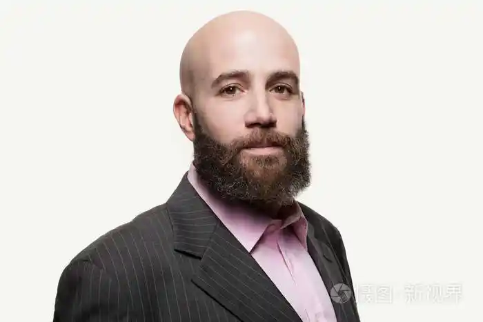 留着胡子的年轻光头男人