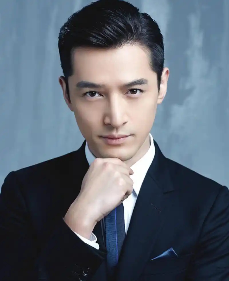 男星梳大背头,胡歌清新,易烊千玺成熟,最后一位是经典!