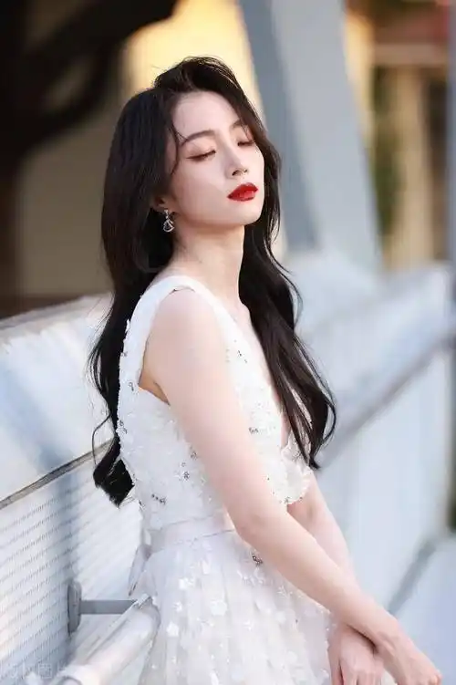 胡冰卿这身材,这才是尤物啊!