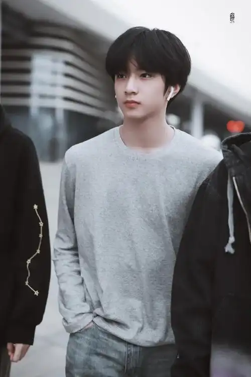 有安全感的肩膀050499以及 全世界上穿纯色t最帅的人——刘耀文