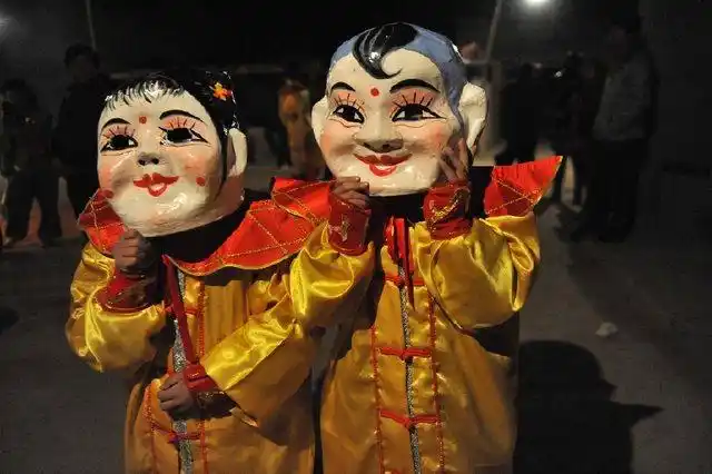 春节陕北社火挨家挨户拜年,大头娃娃卖萌抢镜