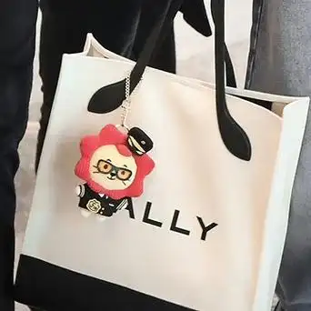 王源丹宁风#王源今携亲自设计的卡通形象莱阳2023秋冬新款挂件走机场