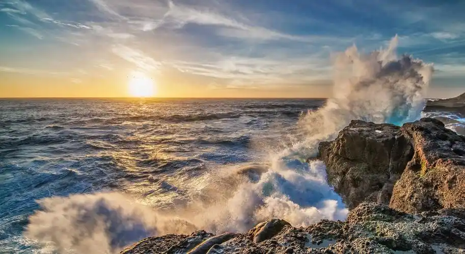 这个巨浪打过来的瞬间,真以为自己要葬身大海了,现在想来只是湿了半边