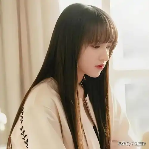 人间芭比程潇因上围丰满傲人被称奶潇碾压疯马秀lisa