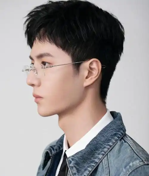 王一博"狗啃"发型干净利落,外套搭配白色衬衫