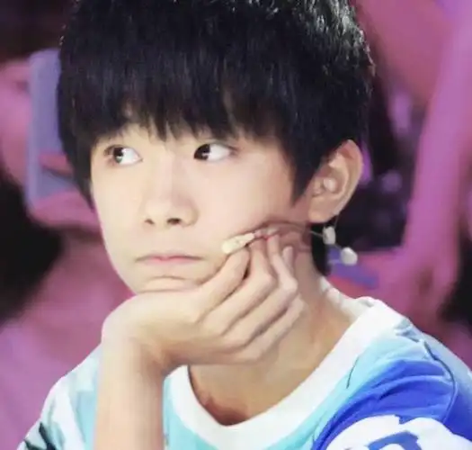 小时候的易烊千玺就很喜欢运动,都看得出来他是喜欢足球的,头上反戴的