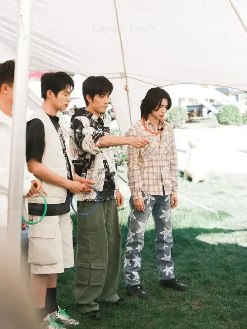 小鬼王琳凯一起露营吧2