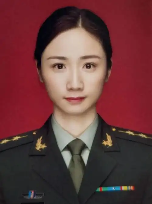 2016年,曹元媛在解放军某部工作的军装证件照.