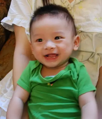 就犹如这款齐刘海的平头发型打造下,小孩的一种气质也更加的有小可爱