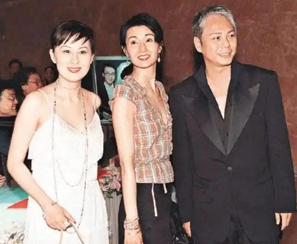 53岁江欣燕与闺蜜老公约饭逛商场,失婚八年来时尚犹存_画面_吴积逊