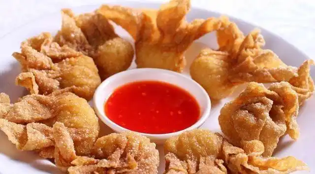 而且这样的炸馄饨做法也都是比较简单的,先把面粉活好,然后改成馄饨皮