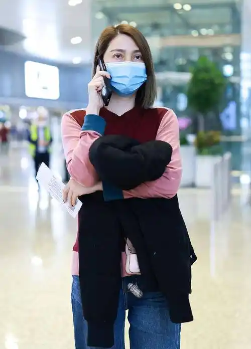 51岁洪欣真显年轻,拼色上衣搭牛仔裤走机场,剪齐肩短发利落减龄_衣服