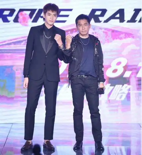 跟吴亦凡合影是这样的,身高187的吴亦凡,在梁朝伟面前就是个巨人