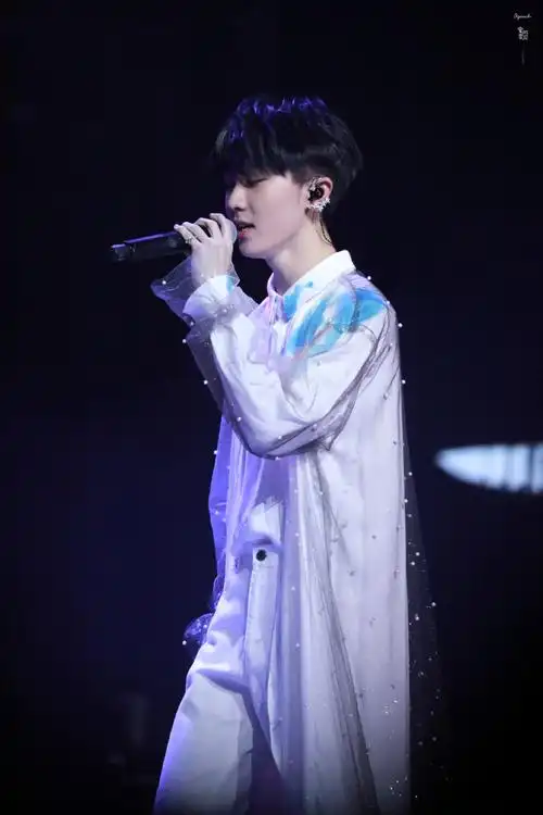 马嘉祺带你们开开眼  马嘉祺白衣 披风薄纱造型封神,倒是换来队友这