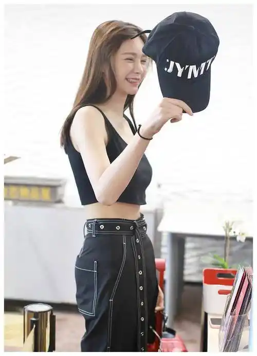 原创沈梦辰机场作秀博眼球高腰裤勒出赘肉露脐装背心显好清凉