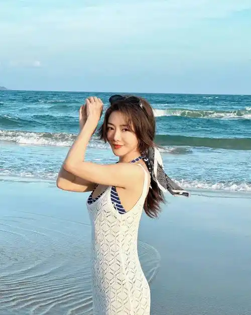 邓家佳分享最新营业照 穿黄色吊带裙展露小麦肤色_笑容_照片_时尚