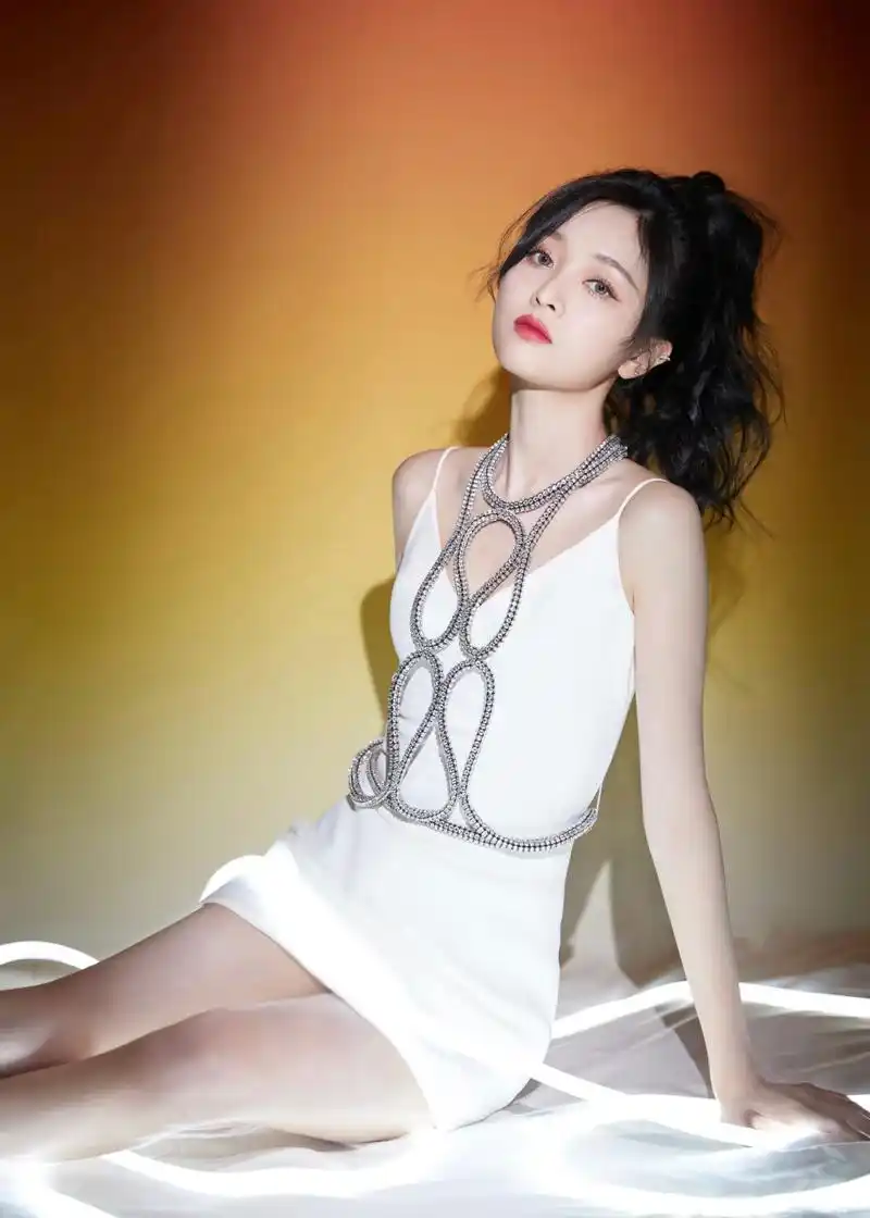 吴宣仪《爆裂舞台》造型,绝美一字带高跟#吴宣仪