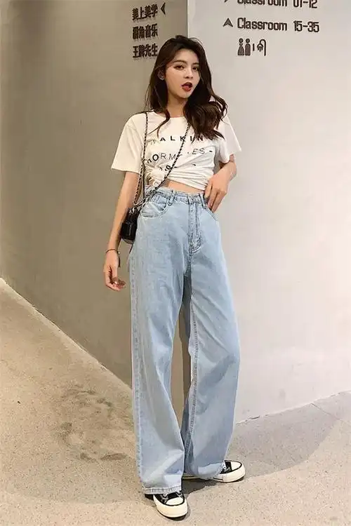 浅色直筒牛仔裤