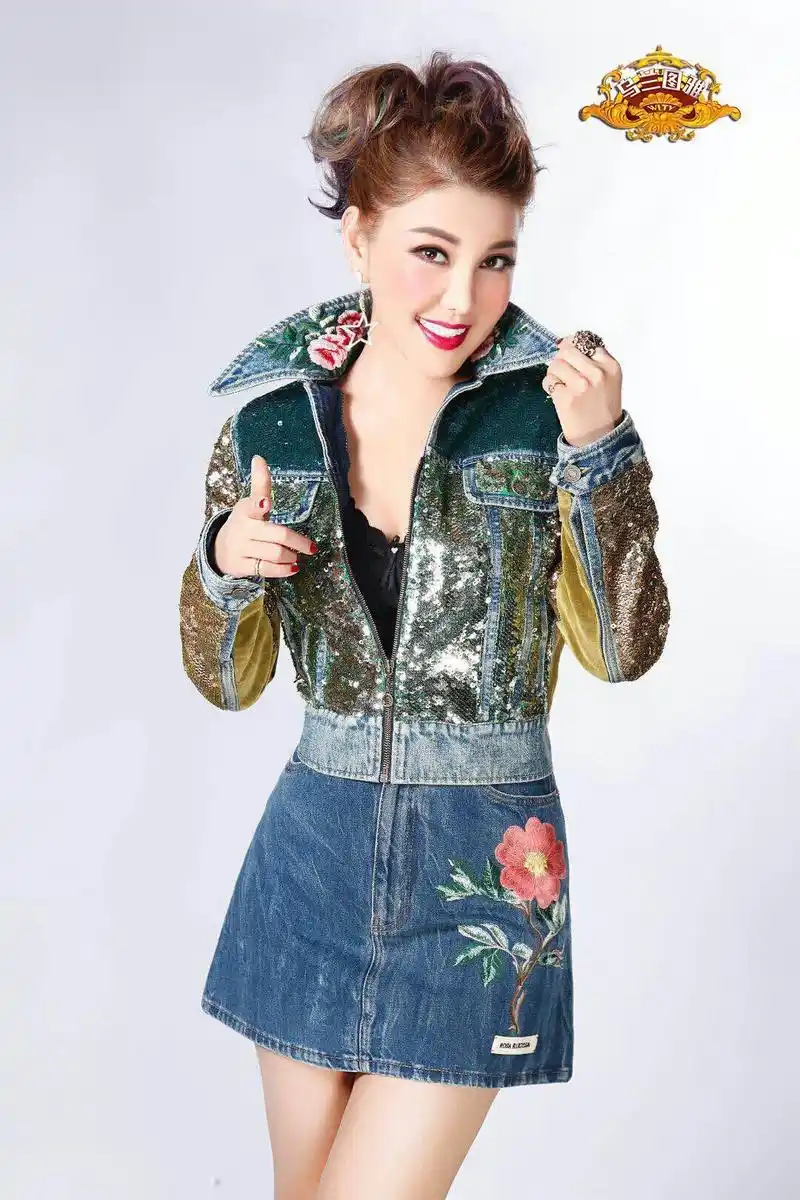 乌兰图雅一身牛仔装萌萌惹人爱