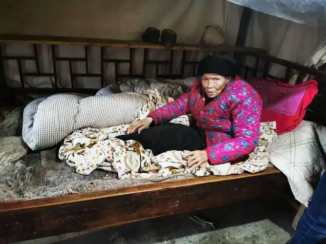 91岁的蔡发珍老人,瘫痪卧床无数年了,垫的棉絮都是湿的,儿子也舍不得