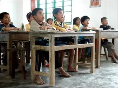 为了教室卫生 保亭一学校让学生光脚进课堂