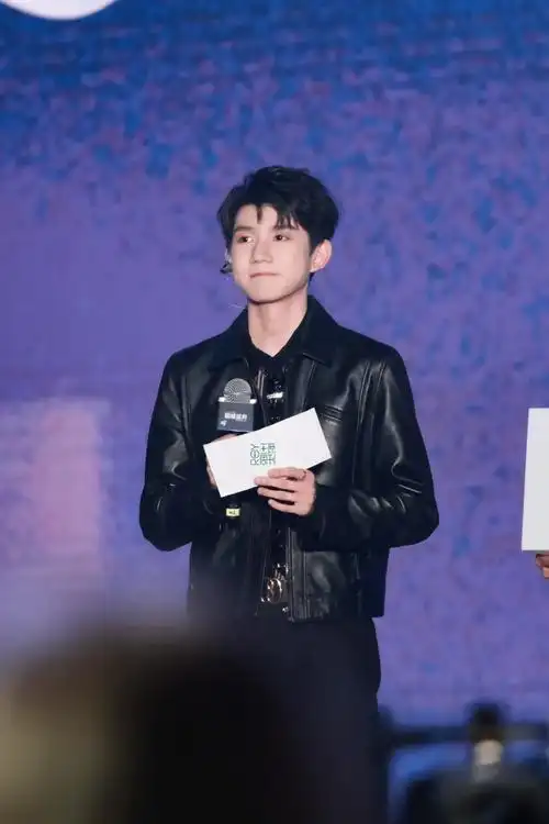 王源出席qq音乐巅峰盛典##王源绿海