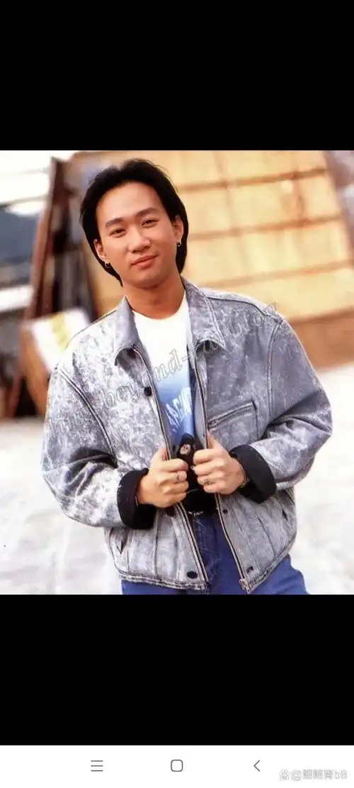 黄家驹的笑容依旧温暖如昔,仿佛时光从未流逝.