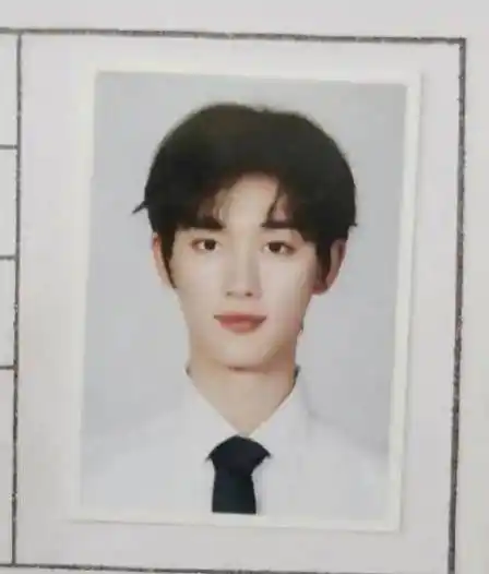 丁程鑫站女同学身后像保安,还搂着男生合照_帽子_社交_照片