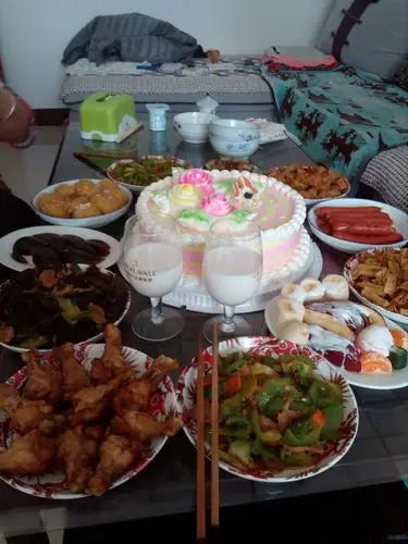 我过生日的一桌丰盛的饭菜