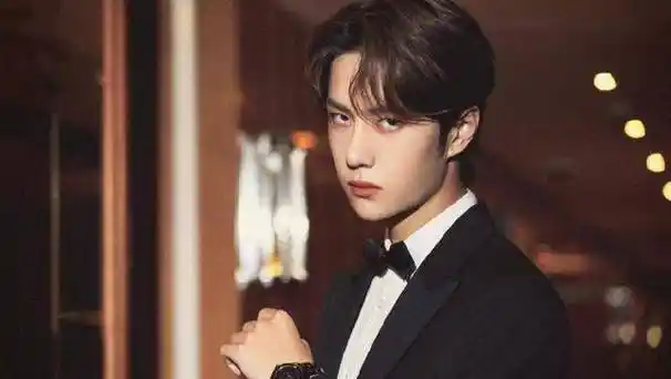 原本以为王一博的发现会是寸头,然而没有弄大背头没有整理的头发,却是