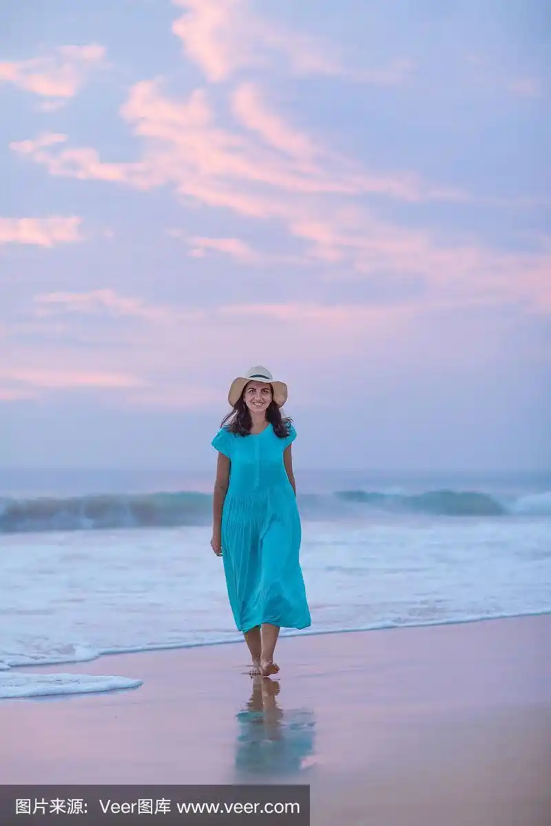 日落后,在印度洋海边的女人