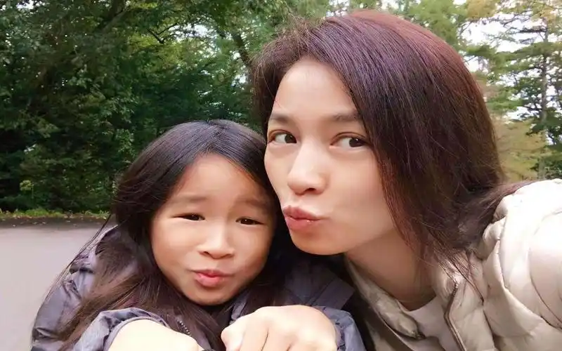 张庭和女儿的合照