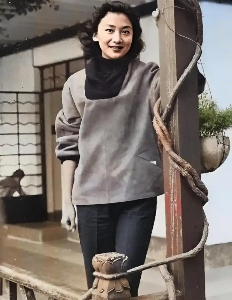 她是夏梦,倾国倾城在年轻时山的美得山下,一双丹凤的眼睛带着古典美的