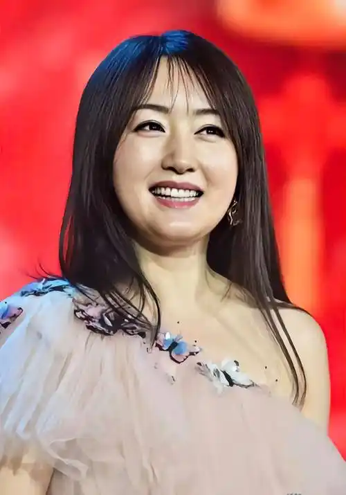 52岁杨钰莹近照无皱纹,女神容颜不衰怎奈身体发福!_网友_不知道_男友