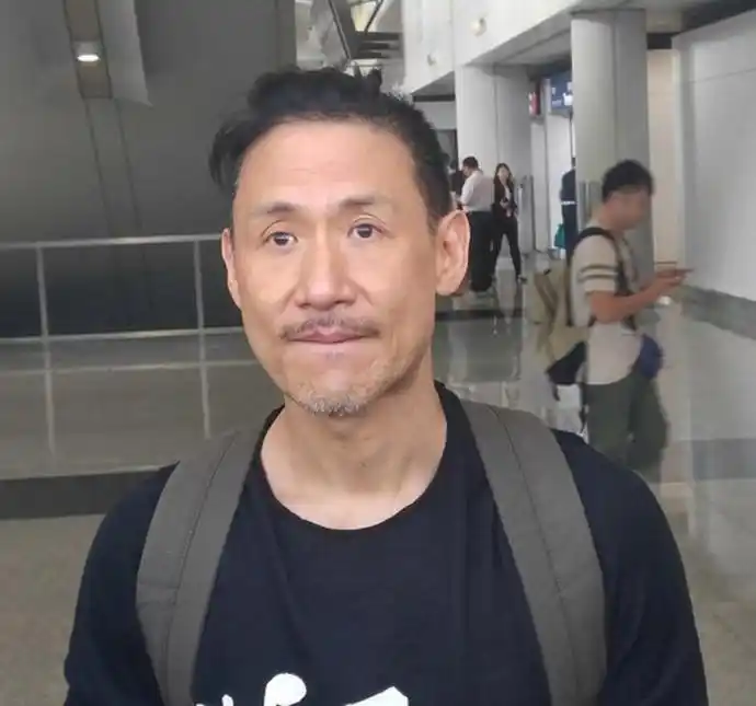 56岁歌神张学友机场沧桑写真