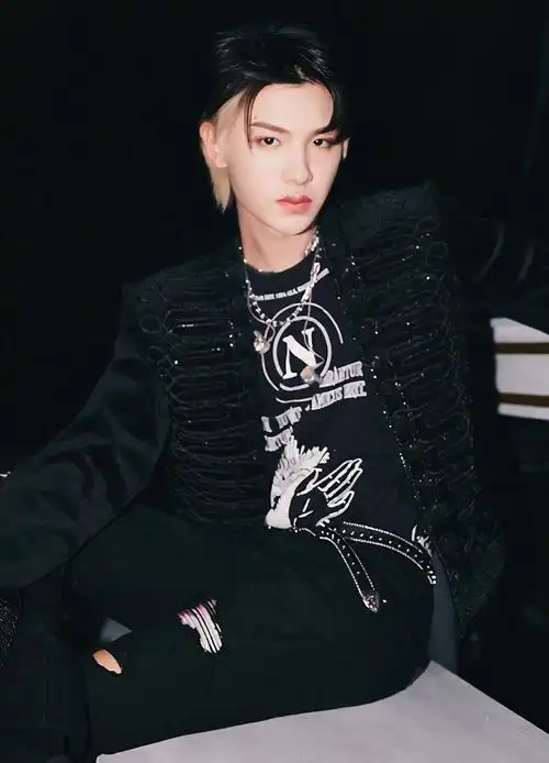 黄明昊又染发啦!全黑穿搭配挂耳金发,尽显少年的不羁与个性