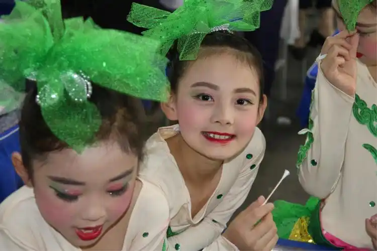 解一小学三四班六一演出幕后花絮