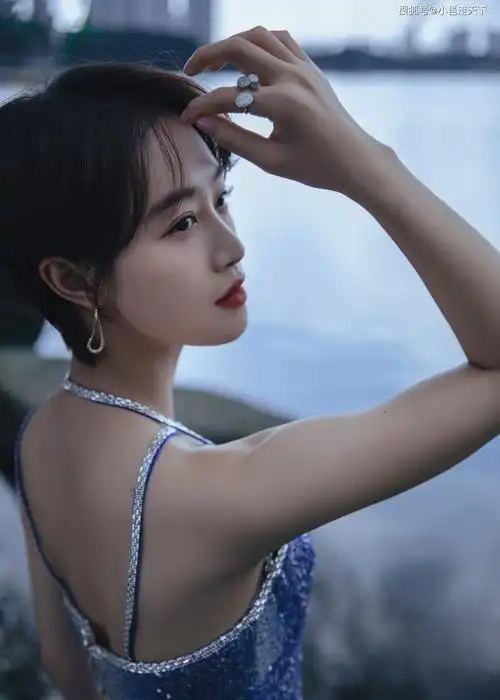 蓝盈莹银河流光裙性感写真