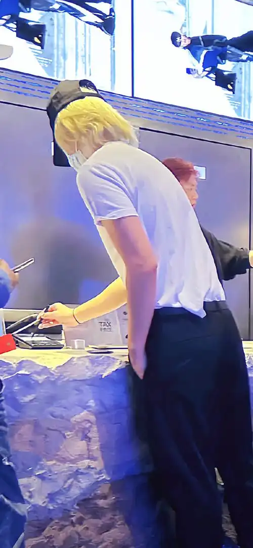 呜呜 真帅啊!插兜单手签名 手上还有皮筋儿#蔡徐坤金发#|#蔡徐坤