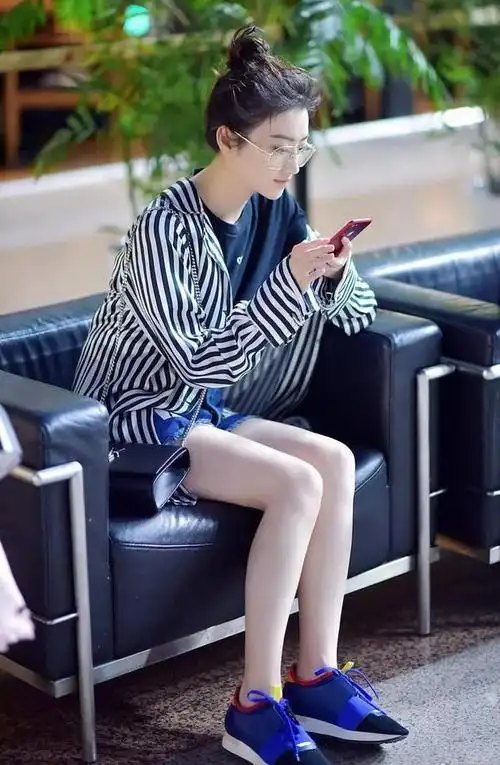 长腿[奸笑],有人可能会说腿并不长,但是在明星合影里,景甜的腿那么长