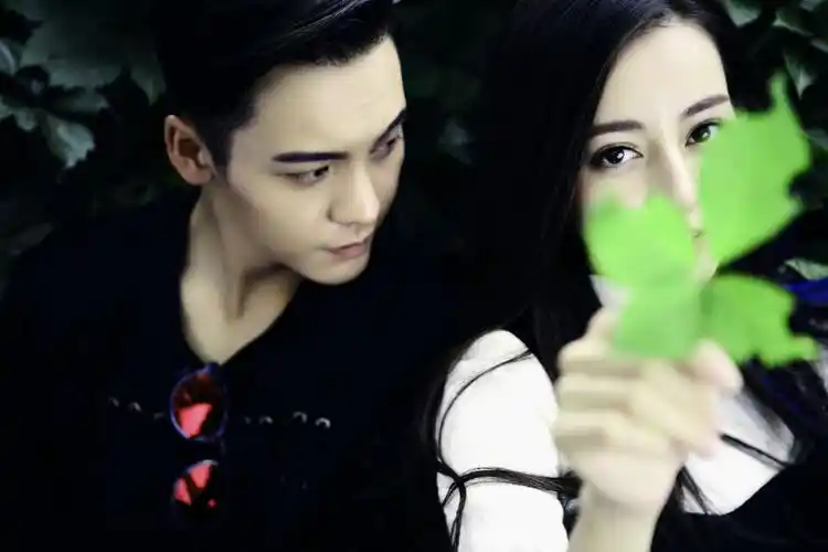 陈伟霆迪丽热巴《时尚芭莎》(无水印),欢迎加入百度霆迪吧!