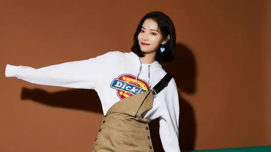 电脑壁纸 明星 大陆明星 百变魔女许佳琪可爱搞怪写真