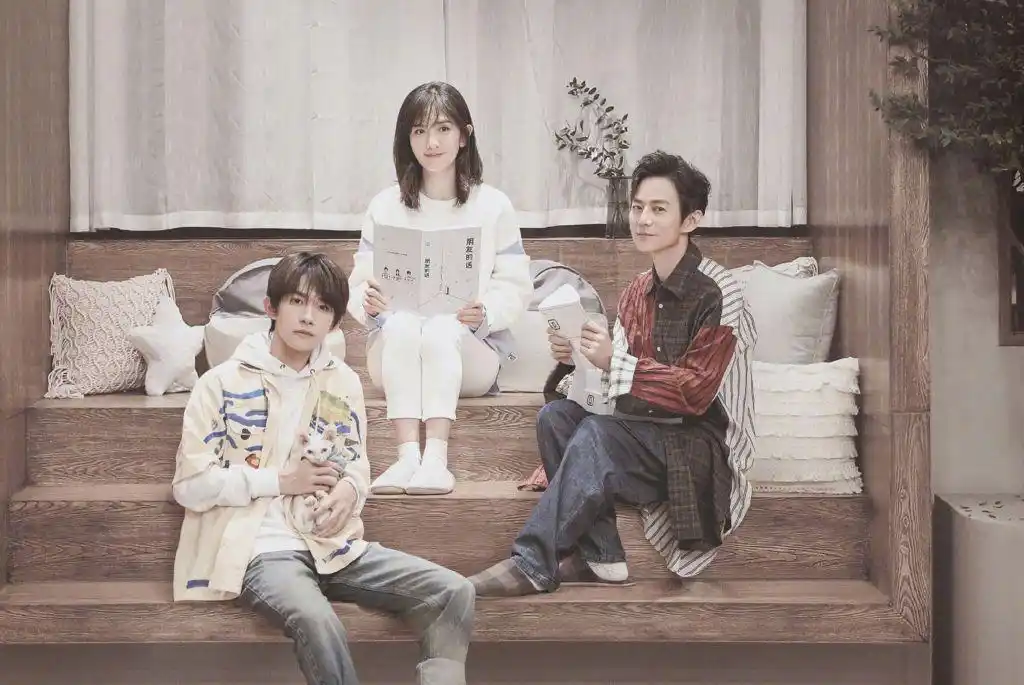 易烊千玺好温暖,穿灰色卫衣配"泼墨"牛仔外套,抱小猫温柔十足