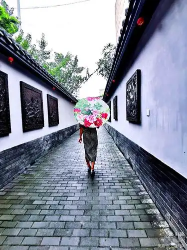 撑着油纸伞,独自