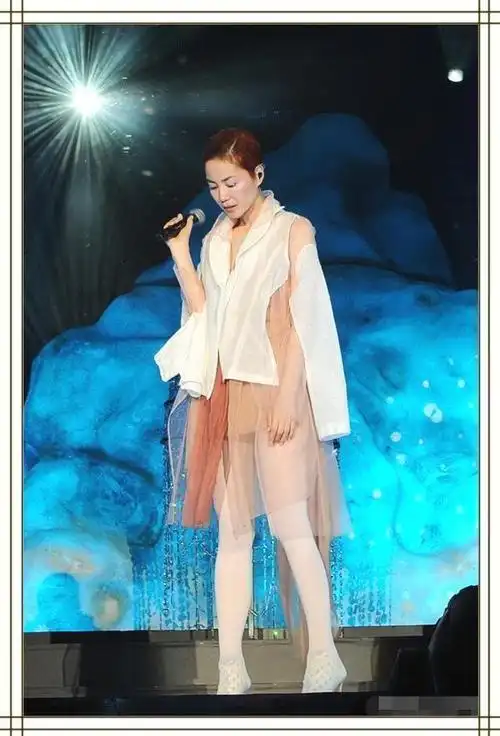 一套西装穿在王菲身上显得干练帅气,十分的好看,腰间搭配一根