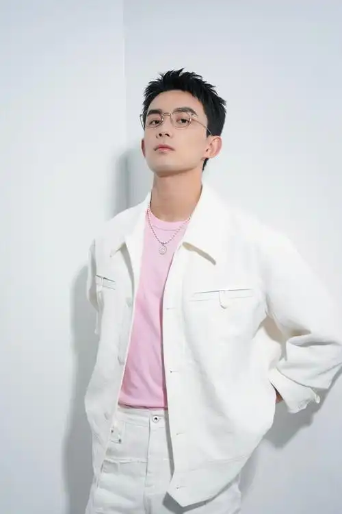 派丽蒙品牌代言人吴磊##吴磊银丝眼镜苏感##吴磊戴眼镜##吴磊与眼镜